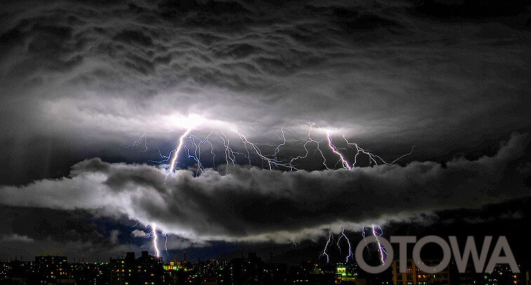 第17回 雷写真コンテスト受賞作品 グランプリ -天空の鳥居-